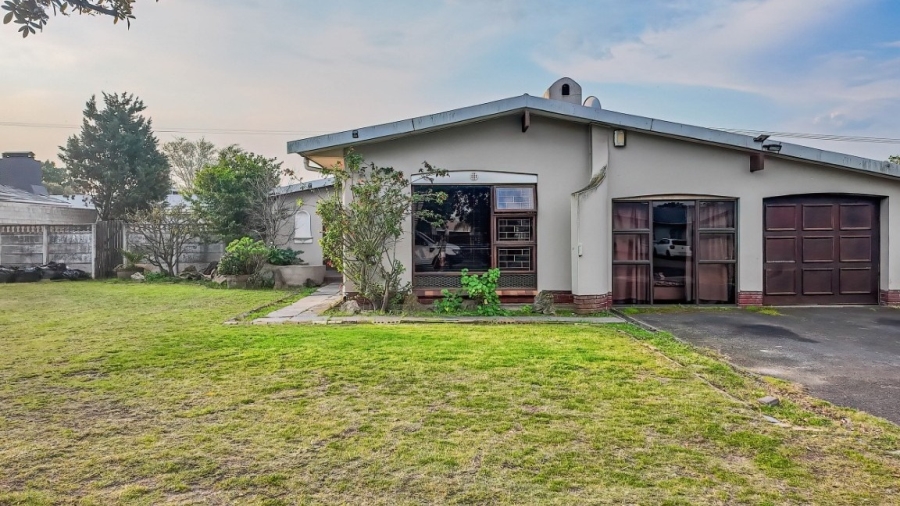 4 Bedroom Property for Sale in Oakglen Western Cape